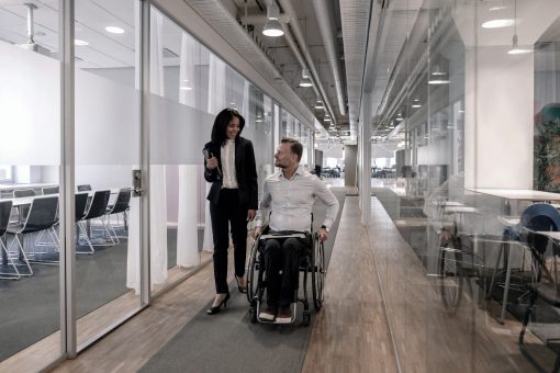 empleado silla de ruedas en espacio de coworking en madrid