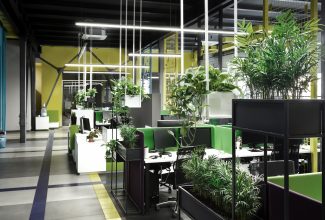 espacio de coworking en Málaga con zonas comunes y puestos flexibles.