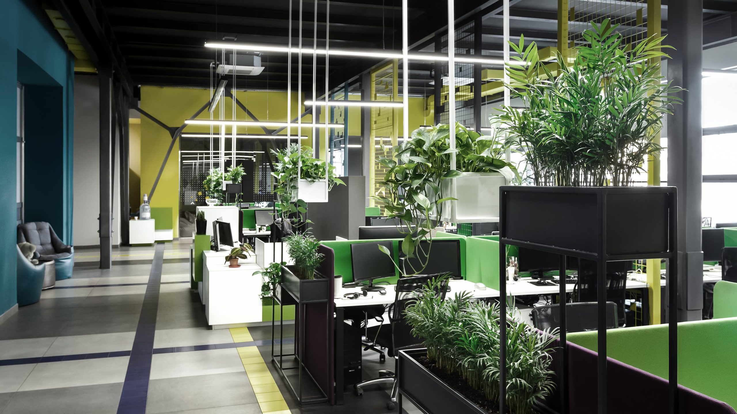 espacio de coworking en Málaga con zonas comunes y puestos flexibles.